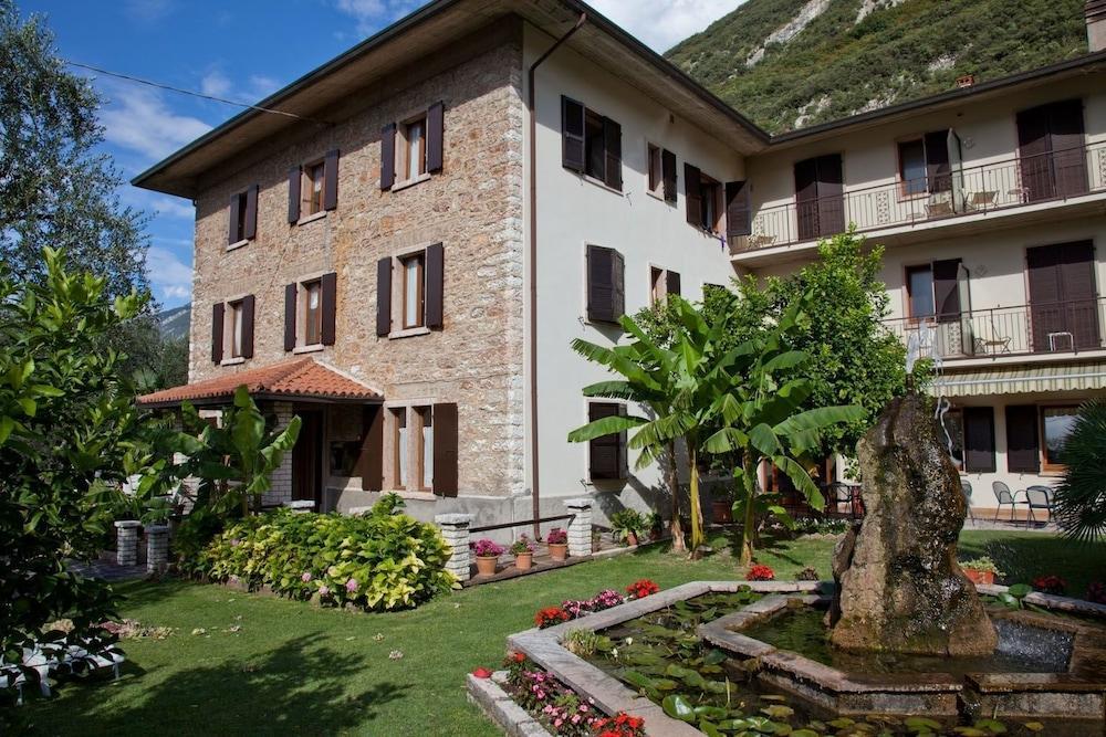 Hotel San Carlo Malcesine Bagian luar foto